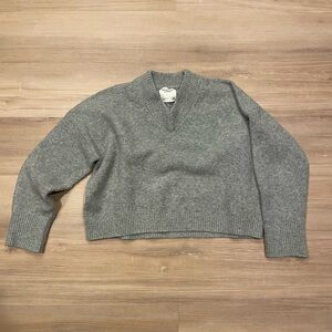 Abercrombie & Fitch XS V Neck Gray Sweater